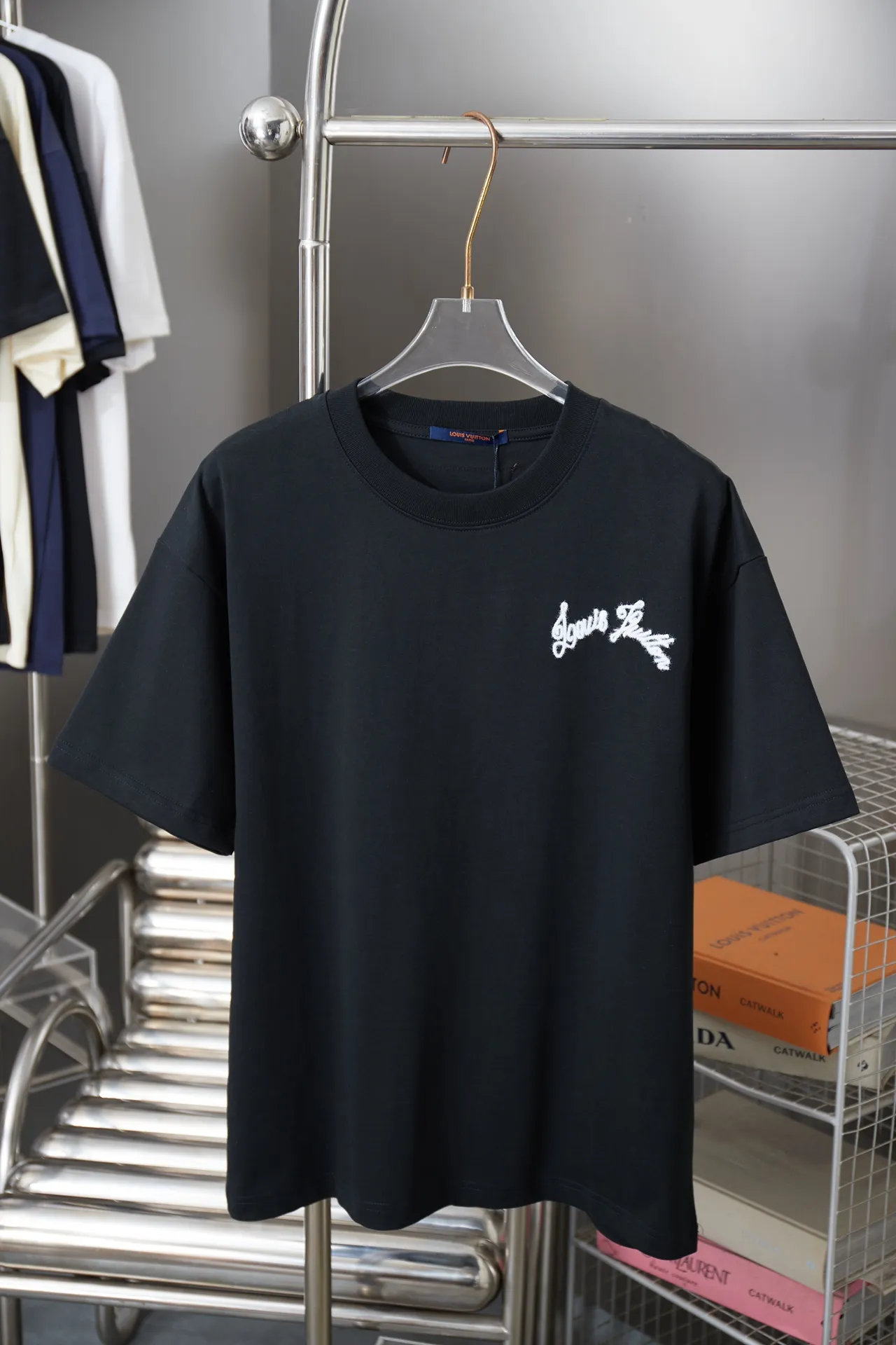 🅿️200 1V 25SS early spring new style short sleeves with embroidered letters, light luxury, a must-have item for daily commuting for men and women, correct version, welcome to compare, detailed features · 320g 100% pure cotton double yarn jersey fabric · Special thickened 32 pieces of double-strand 1X1 thread in the same vat custom dyeing · Imported Tajima machine rope embroidery➕ embroidered letter logo · Double needle stitching and cross-stitch technology · Original main mark, washable tag, brand moisture-proof paper packaging Color: black/white Size: S/M/L/XL